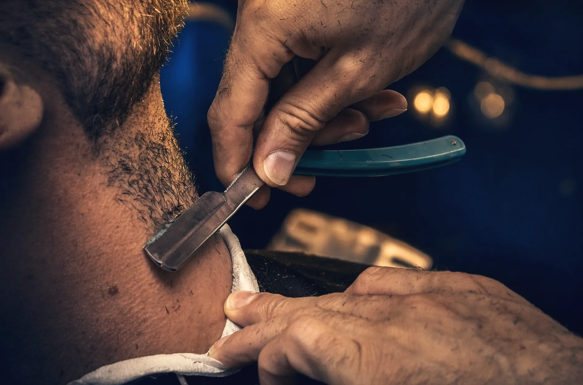 Barberare rakar nacken med rakkniv